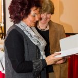 Überreichung der Urkunde durch Frau Prof. Hiltrud Kier