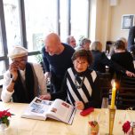 Der Kölner Regiseur Franz-Josef Heumannskämper fachsimpelt mit dem amerikanischen Maler und Designer und Anke Huth Studentin des Historischen Seminars Uni Bonn