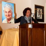 Dr. Margit Ramus mit dem Bild ihrer verstorbenen Mutter
