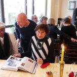 der-koelner-regiseur-franz-josef-heumannskaemper-fachsimpelt-mit-dem-amerikanischen-maler-und-designer-und-anke-huth-studentin-des-historischen-seminars-uni-bonn