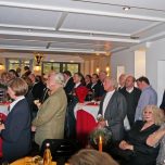 die-gaeste-lauchen-gespannt-den-einzelnen-rednern